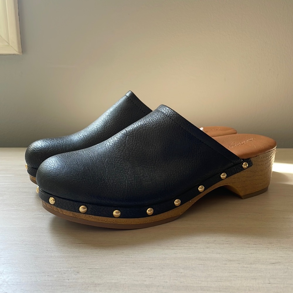 Universal Thread clogs, size 8 1/2, never worn
